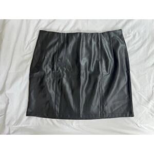 Women’s XXL (size 16) black faux leather skirt